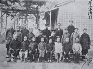1915年（大正四年）景尾公校畢業攝影